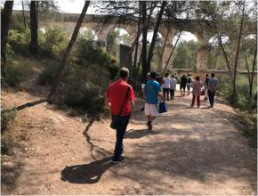 Usuaris de la Fundaci Pere Mata realitzen una sortida al Pont del Diable